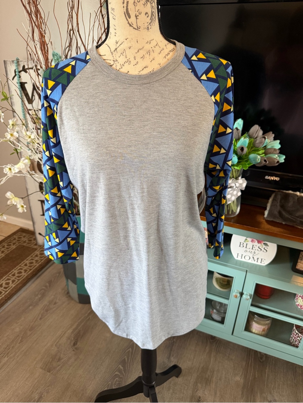LuLaRoe Gray Tunic with Blue, Navy and Yellow Geo Raglan Sleeves Size Large